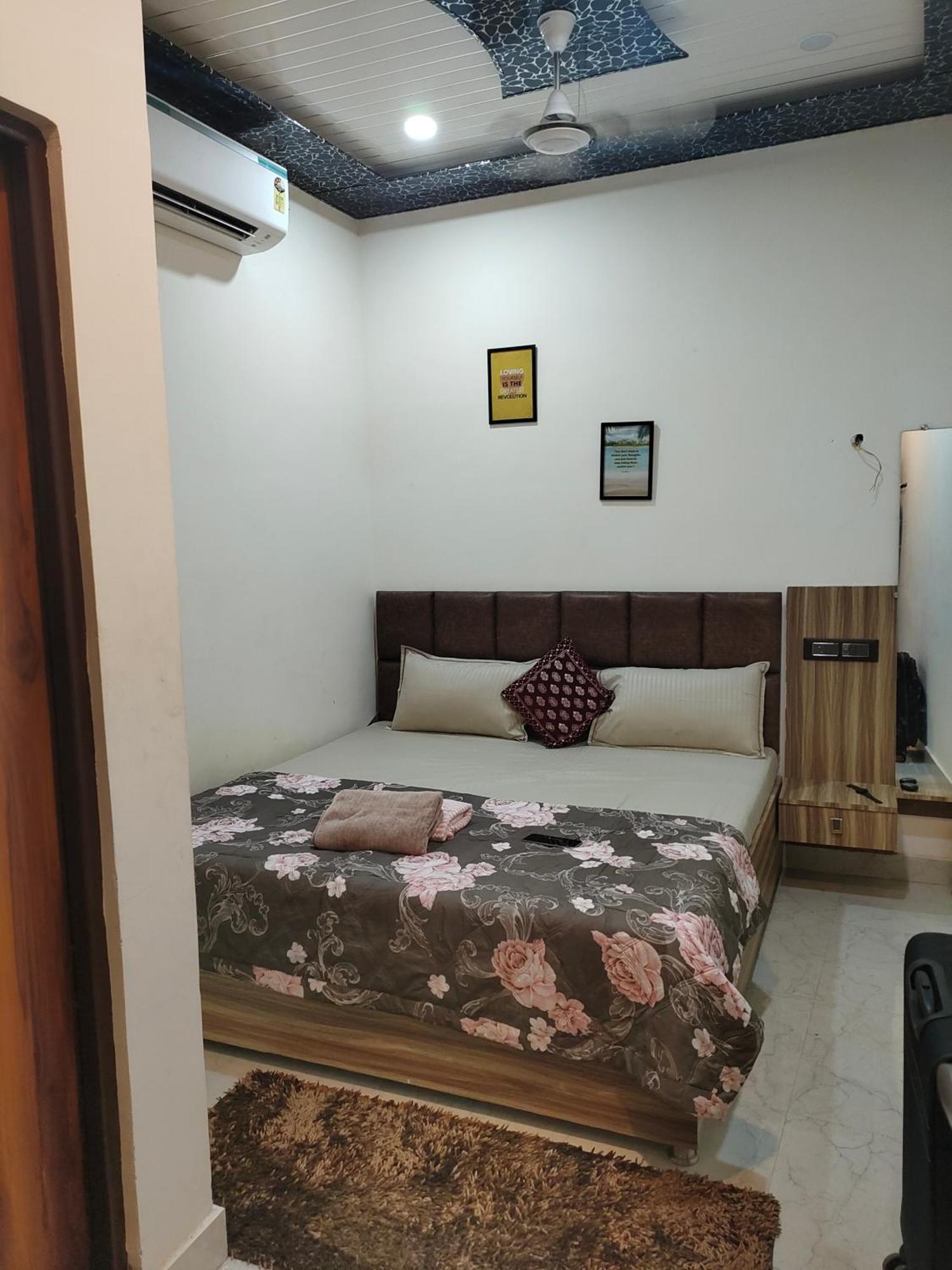 Banarasiya Stay Walking Distance To Banaras Railway Station Варанаси Екстериор снимка