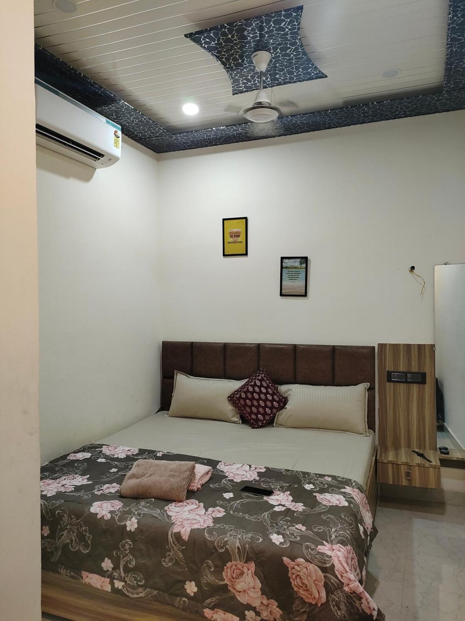 Banarasiya Stay Walking Distance To Banaras Railway Station Варанаси Екстериор снимка