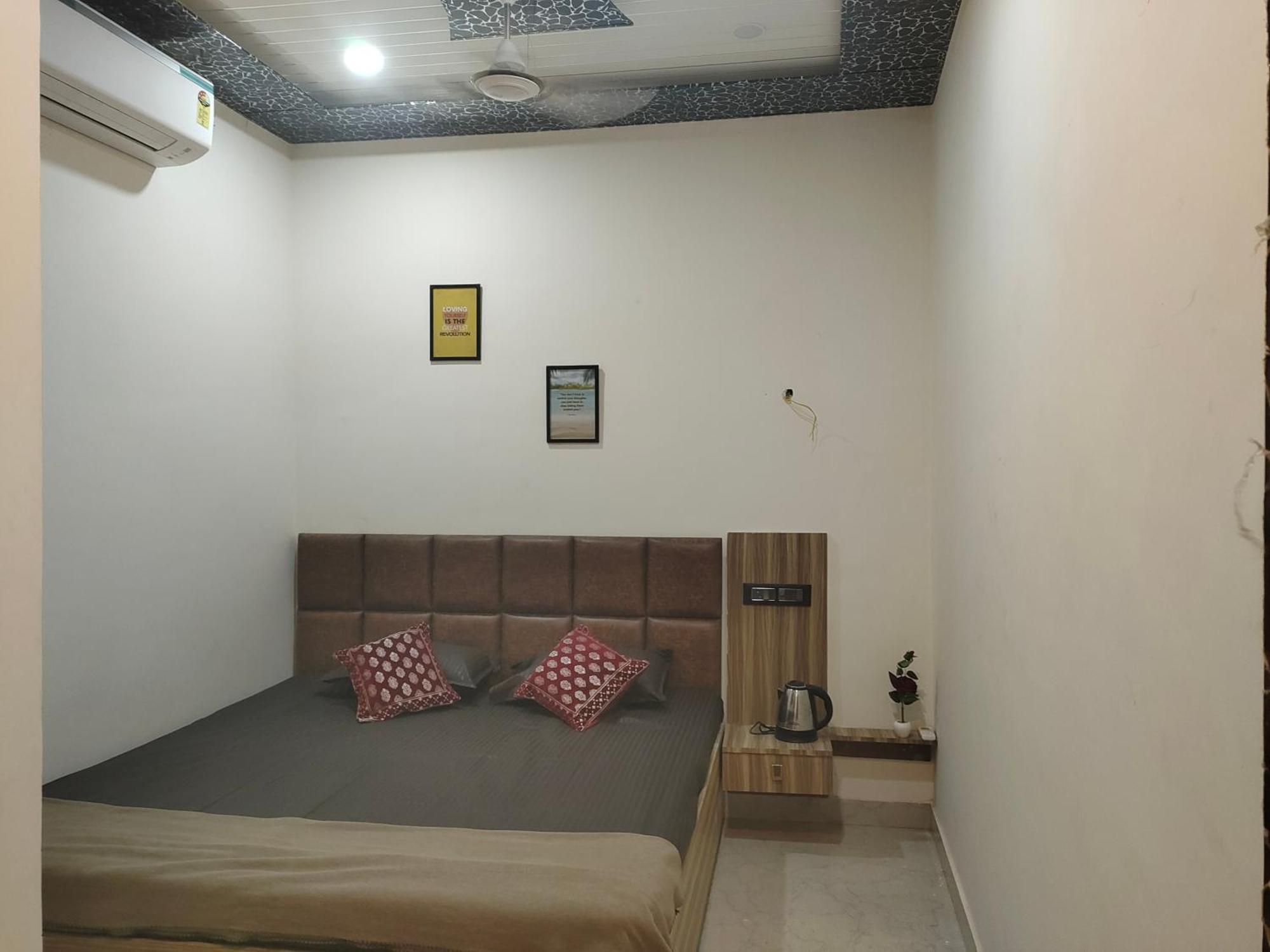 Banarasiya Stay Walking Distance To Banaras Railway Station Варанаси Екстериор снимка