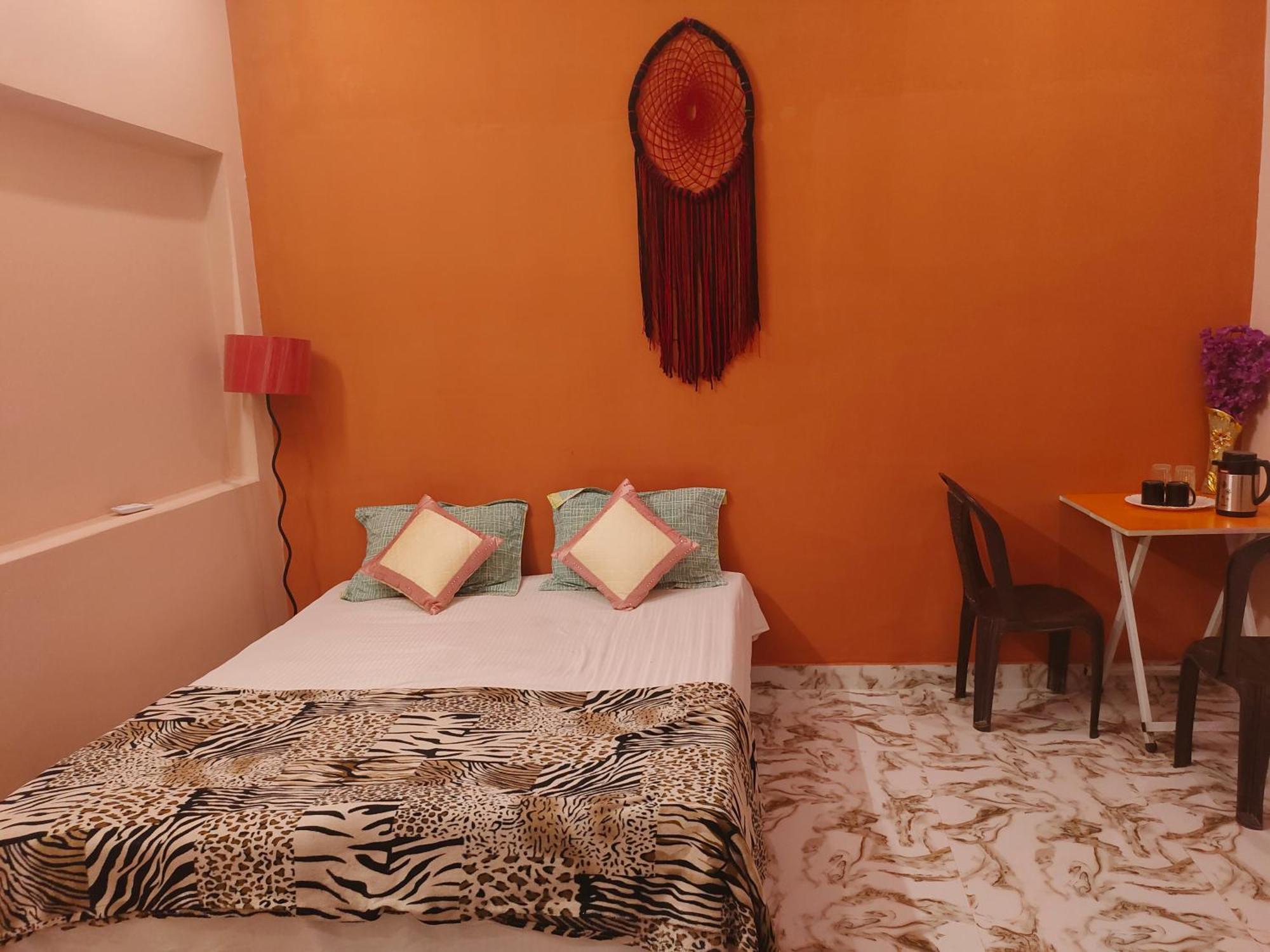 Banarasiya Stay Walking Distance To Banaras Railway Station Варанаси Стая снимка