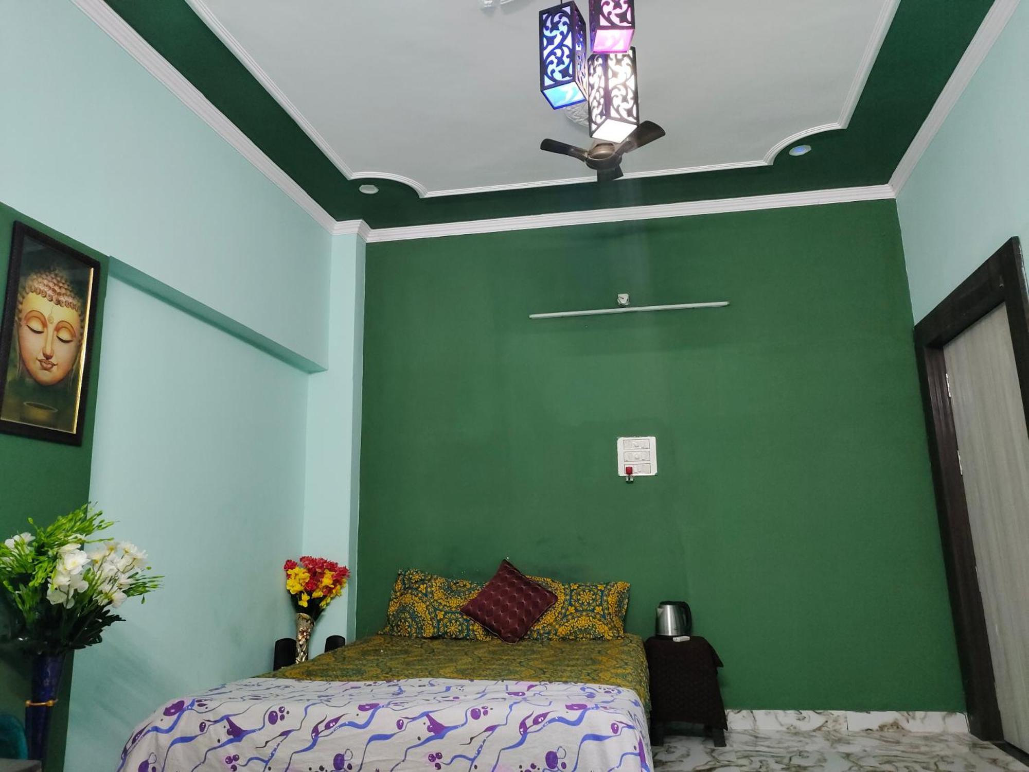 Banarasiya Stay Walking Distance To Banaras Railway Station Варанаси Стая снимка