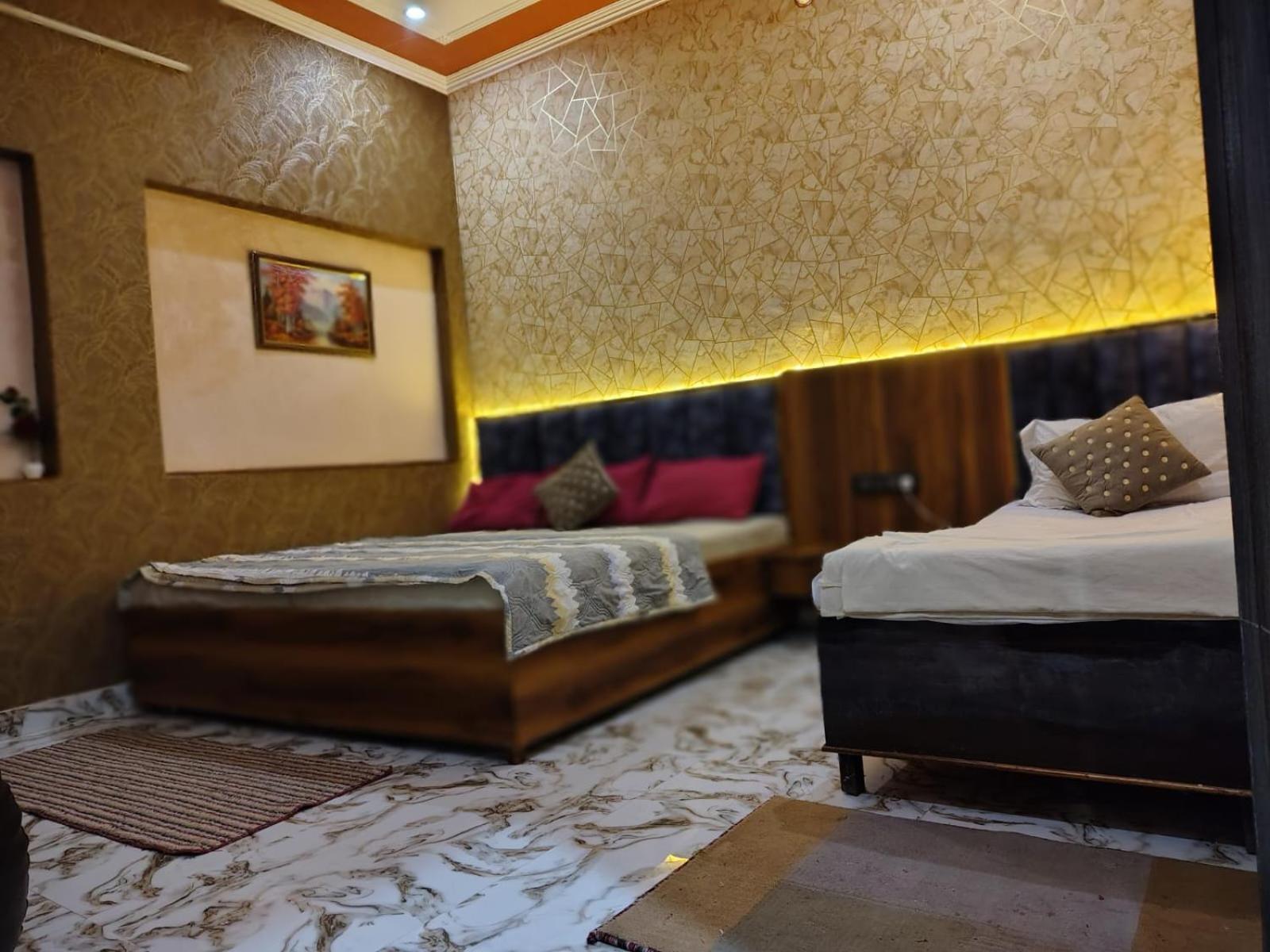 Banarasiya Stay Walking Distance To Banaras Railway Station Варанаси Екстериор снимка
