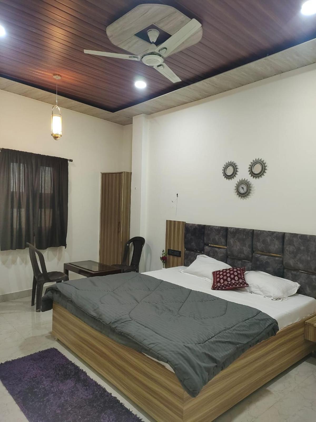 Banarasiya Stay Walking Distance To Banaras Railway Station Варанаси Стая снимка